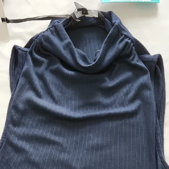 Sleeveless Navy Mock Tank Top - Picture 3 of 8